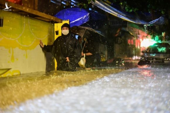 Đêm qua, TP.HCM hứng trận mưa to kỷ lục chưa từng có trong lịch sử - ảnh 4