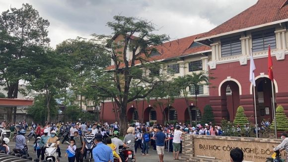 Bất chấp lệnh cấm, 1 trường ở Biên Hòa vẫn cho hơn 800 học sinh đi học - Ảnh 3. Bất chấp lệnh cấm, 1 trường ở Biên Hòa vẫn cho hơn 800 học sinh đi học - Ảnh 3.
