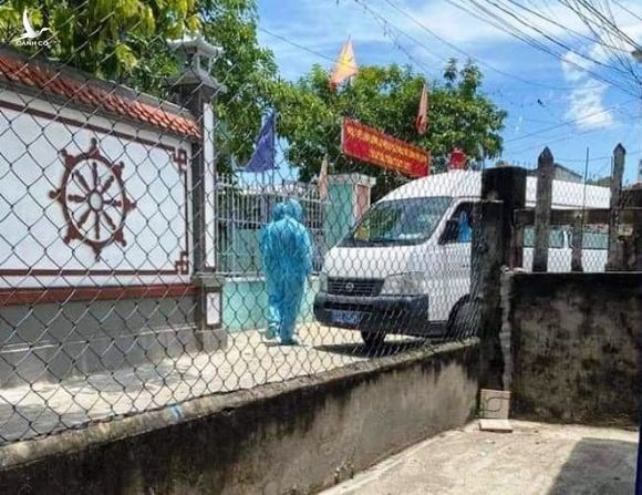 Xe chở nữ nhân viên CDC Quảng Nam đi cách ly, điều trị vào trưa 16.8. /// ẢNH: C.X