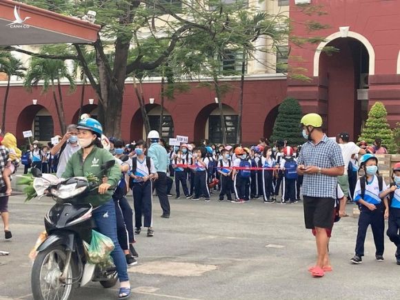 Bất chấp lệnh cấm, 1 trường ở Biên Hòa vẫn cho hơn 800 học sinh đi học - Ảnh 2. Bất chấp lệnh cấm, 1 trường ở Biên Hòa vẫn cho hơn 800 học sinh đi học - Ảnh 2.