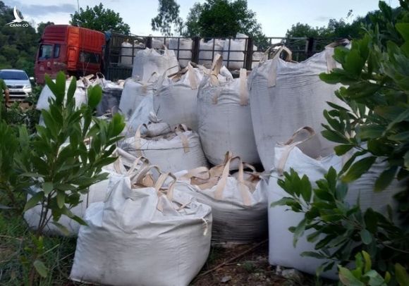 Hàng chục tấn chất thải lạ được chở từ Ninh Bình đổ vào Thanh Hoá - 1