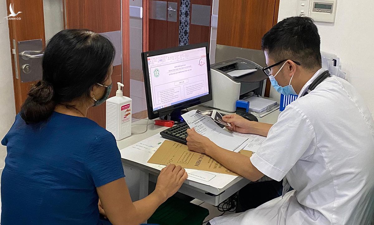 Bác sĩ tại Trung tâm Y học hạt nhân và Ung bướu, Bệnh viện Bạch Mai đang khám và sàng lọc ung thư cho người dân. Ảnh: Bác sĩ cung cấp