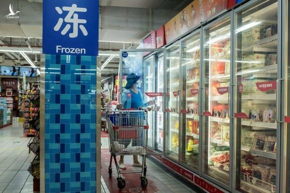 Một phụ nữ mua thực phẩm đông lạnh tại siêu thị ở Bắc Kinh, Trung Quốc, ngày 13/8. Ảnh: Reuters