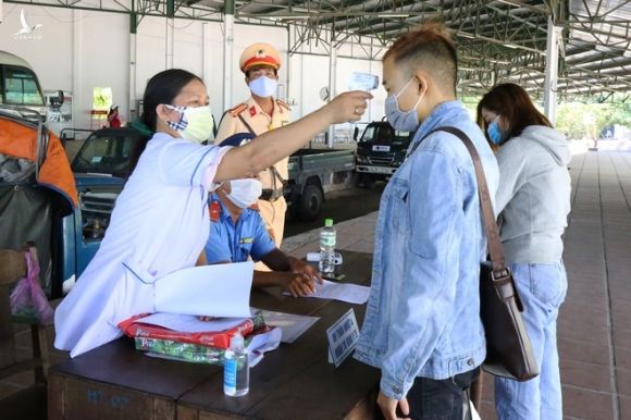 Kiểm tra y tế tại chốt kiểm dịch ở TT.Lăng Cô, H.Phú Lộc, Thừa Thiên - Huế /// Ảnh: Bùi Ngọc Long
