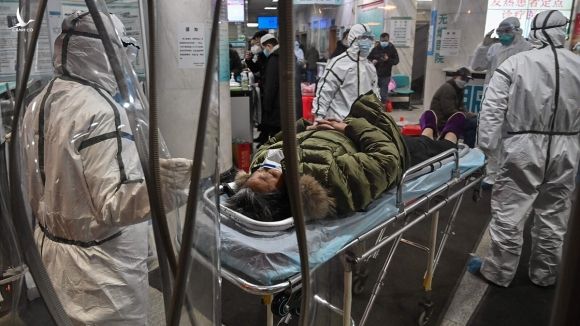 Một bệnh nhân ở Vũ Hán nhập viện Bệnh viện Chữ Thập Đỏ hồi tháng 1. Ảnh: AFP.