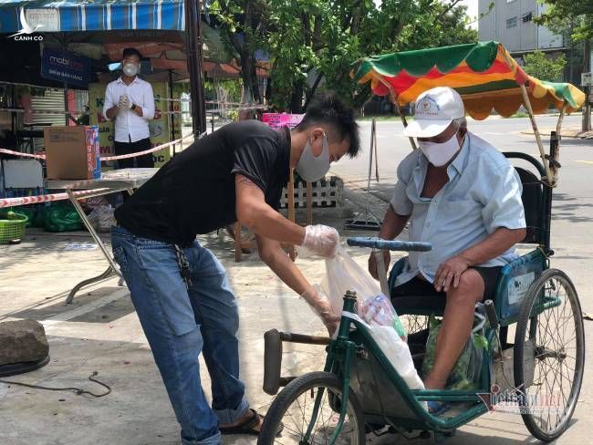 Quầy hàng đặc biệt ở Đà Nẵng: Bán bằng tấm lòng, mua bằng nụ cười