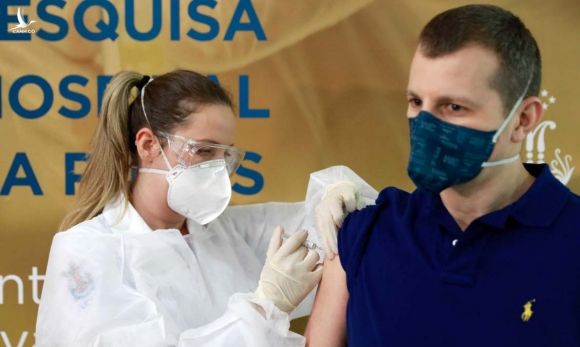 Một y tá tiêm vaccine Covid-19 đang thử nghiệm của công ty Sinovac cho tình nguyện viên ở thành phố Porto Alegre, Brazil, hôm 8/8. Ảnh: Reuters.