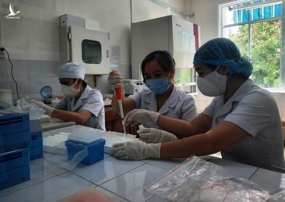 Ngành y tế Quảng Nam lấy mẫu xét nghiệm Covid-19 /// ẢNH: MẠNH CƯỜNG