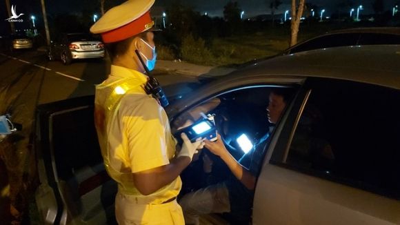 Bị kiểm tra nồng độ cồn, tài xế không chấp hành mà yêu cầu CSGT nghe điện thoại của người quen /// Ảnh: Nguyễn Long