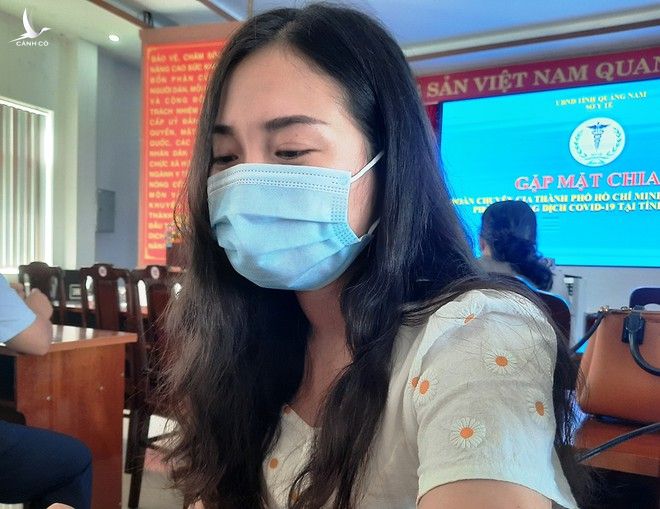 Điều dưỡng Nguyễn Thị Minh Thúy, Khoa Hồi sức tích cực, Bệnh viện Chợ Rẫy chia sẻ trước khi rời Quảng Nam. /// ẢNH: MẠNH CƯỜNG