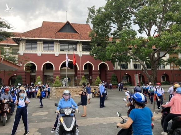 Phụ huynh vào đón học sinh tại Trường Tiểu học - Trung học cơ sở Nguyễn Khuyến vào chiều 18.8 /// Ảnh: Lê Lâm