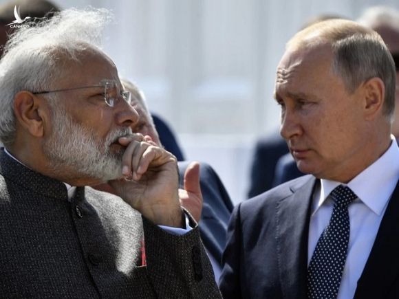 Tổng thống Nga Vladimir Putin (phải) và Thủ tướng Ấn Độ Narendra Modi (trái). Ảnh: AP