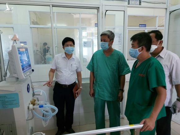 Thứ trưởng Y té Nguỹen Trường Sơn kiểm tra công tác lắp đặt trang thiết bị tại Bệnh viện Phổi Đà Nẵng. Ảnh: Anh Văn.