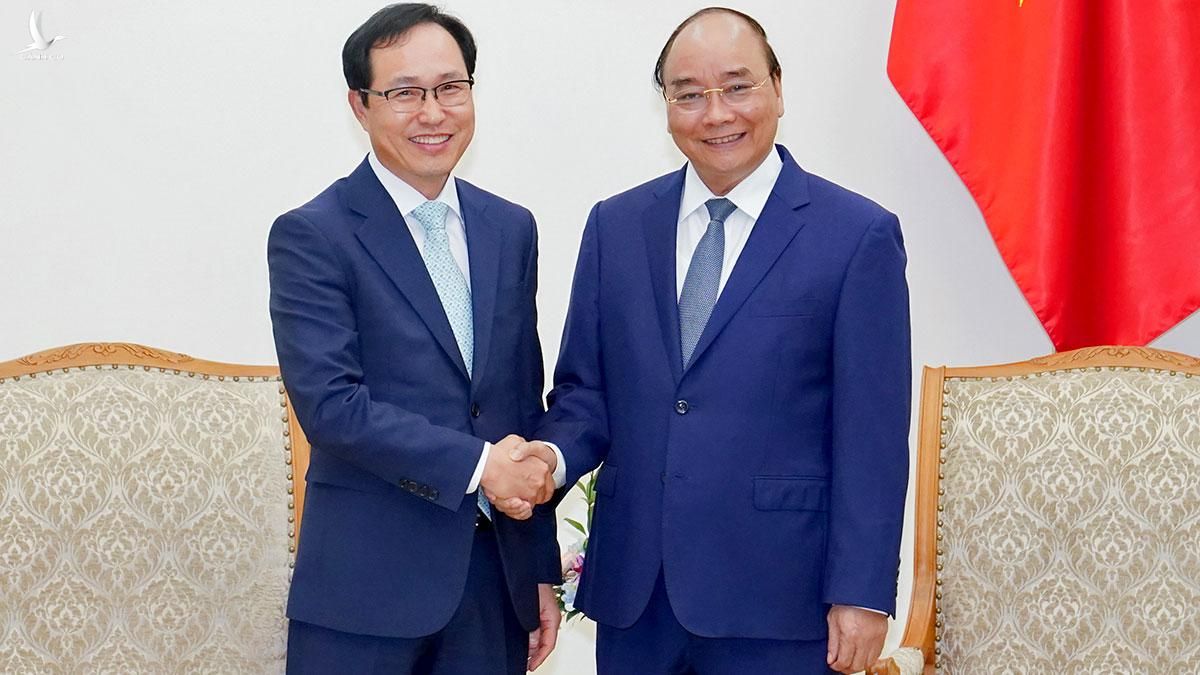Thủ tướng Nguyễn Xuân Phúc và ông Choi Joo Ho, Tổng Giám đốc Tổ hợp Samsung Việt Nam
