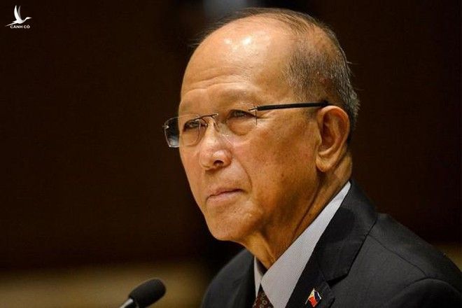 Bộ trưởng Quốc phòng Philippines Delfin Lorenzana phát biểu trong một buổi họp báo /// Reuters