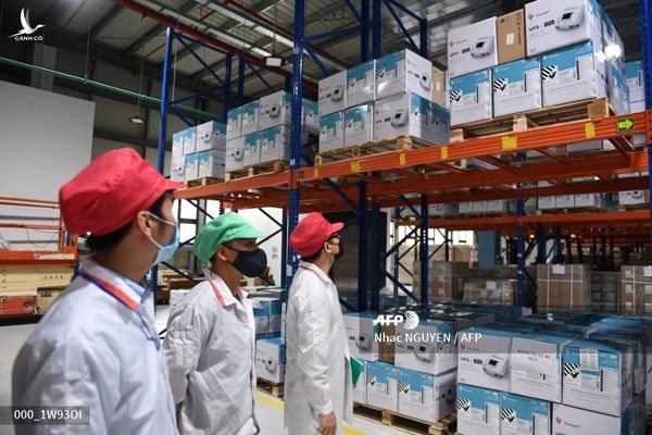 Ảnh sản xuất máy thở ‘Made in Vietnam’ tràn ngập AFP, Bloomberg, Reuters