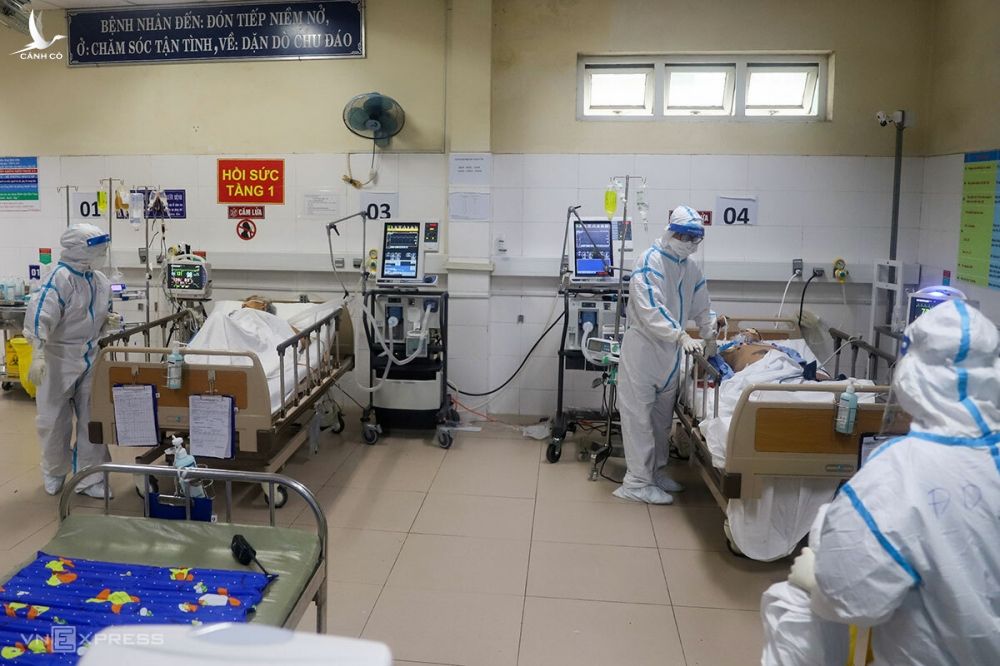 Y bác sĩ điều trị cho bệnh nhân Covid-19 tại Bệnh viện Dã chiến Hoà Vang. Ảnh: Nguyễn Đông.