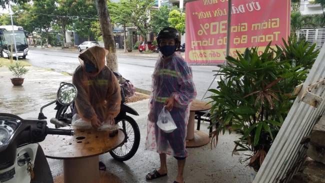 Đà Nẵng: Ấm lòng những suất cơm nóng phát miễn phí ngày cách ly TP