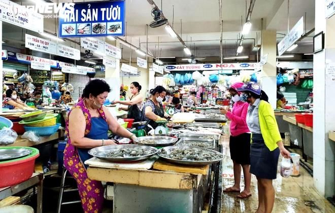 Dịch COVID-19 rất nguy cấp, Đà Nẵng phát thẻ cho dân đi chợ theo ngày chẵn-lẻ - 1