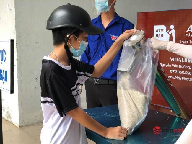 ATM gạo san sẻ khó khăn với hàng nghìn người nghèo, sinh viên ở Đà Nẵng
