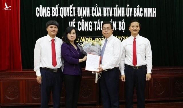 Ông Nguyễn Nhân Chinh (thứ 2 từ phải sang) thời điểm nhận quyết định điều động, chỉ định làm Bí thư Thành ủy Bắc Ninh