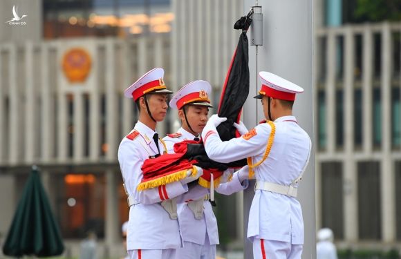 Các chiến sĩ tiêu binh thực hiện nghi thức treo cờ rủ, sáng 14/8. Ảnh: Giang Huy