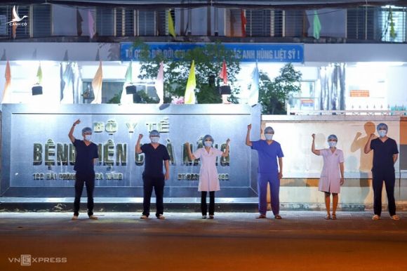 Nhân viên y tế bệnh viện C Đà Nẵng bày tỏ vui mừng khi dỡ phong tỏa, tối 7/8. Ảnh: Nguyễn Đông