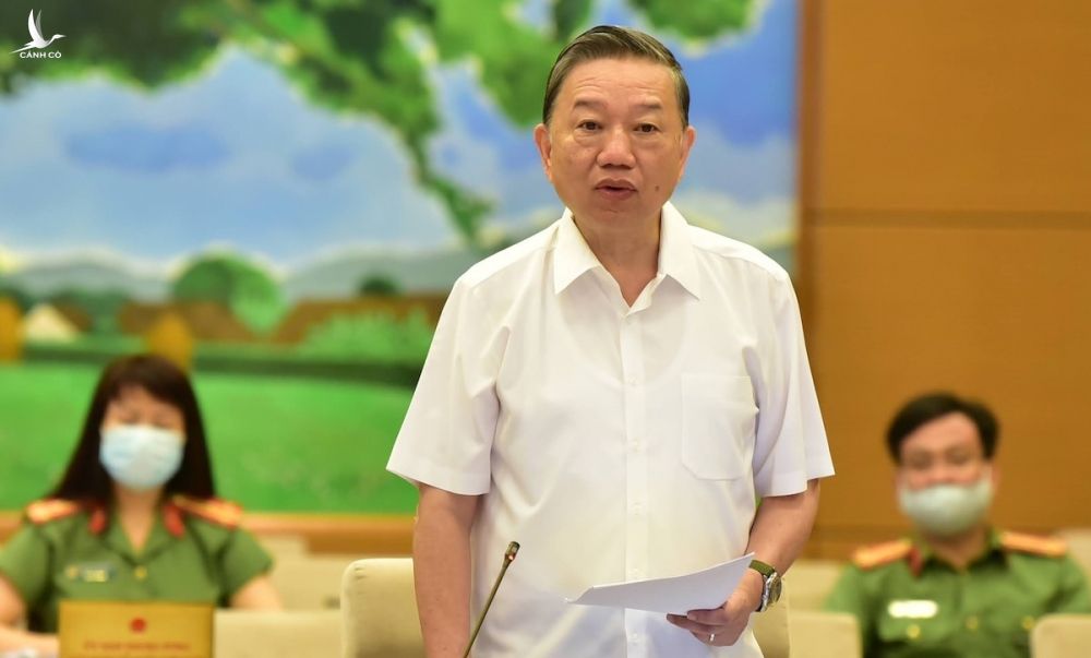 Bộ trưởng Công an Tô Lâm phát biểu tại phiên thảo luận sáng 10/8. Ảnh: Hoàng Phong