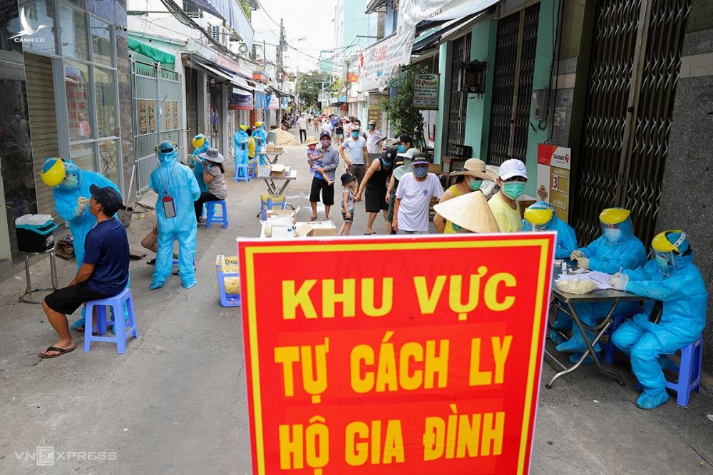 Khu vực dân cư ở Kiệt đường Lê Hữu Trác thông với đường Nguyễn Duy Hiệu được lấy mẫu xét nghiệm chiều 3/8. Ảnh: Nguyễn Đông.