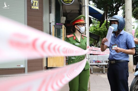 Cảnh sát chốt chặn ở 4 khu phố Buôn Ma Thuột, trưa 2/8. Ảnh: Ngọc Oanh.