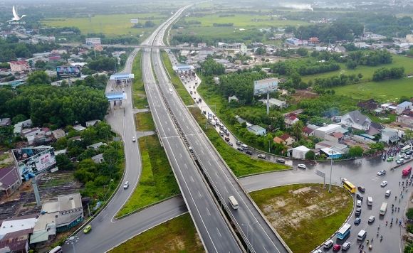 Cao tốc TP HCM - Long Thành - Dầu Giây qua thị trấn Long Thành. Ảnh: Quỳnh Trần