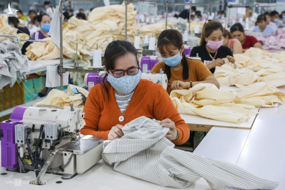 Công nhân làm việc trong một công ty may mặc tại KCN Tân Đô, Long An cuối tháng 2/2020. Ảnh: Quỳnh Trần.