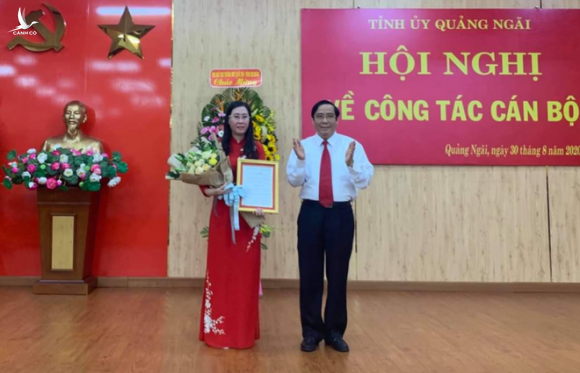 Trao quyết định chuẩn y Bí thư Tỉnh ủy Quảng Ngãi cho bà Bùi Thị Quỳnh Vân /// Ảnh: T.An