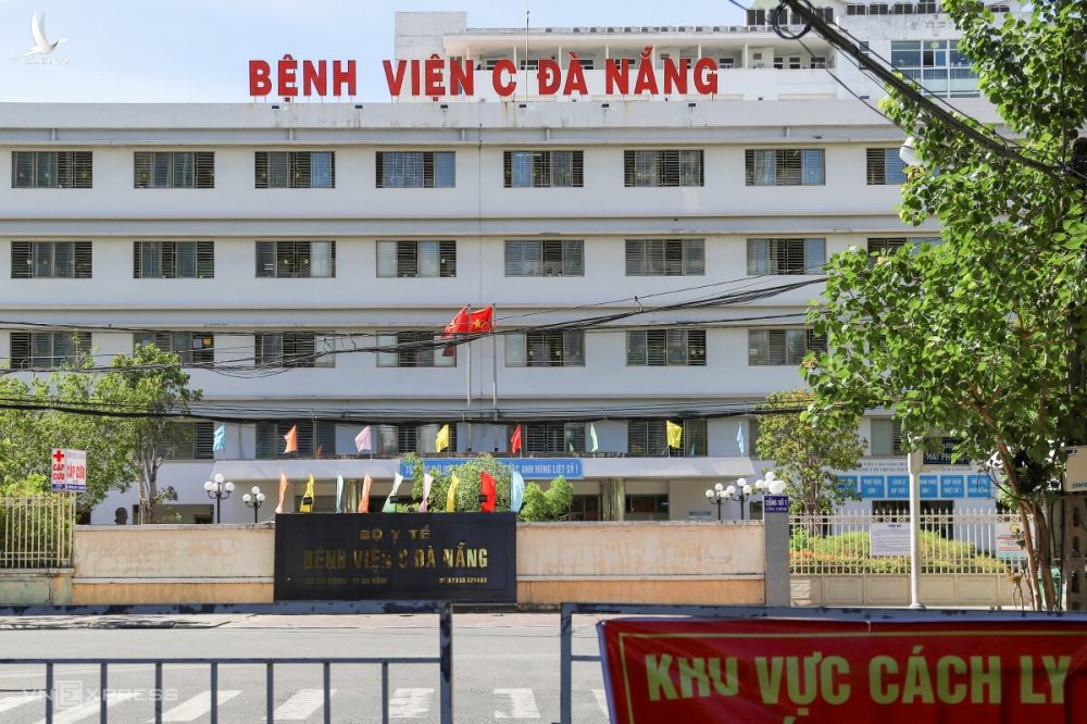 Khu vực gác chắn trước Bệnh viện C, chiều 7/8. Ảnh: Nguyễn Đông.