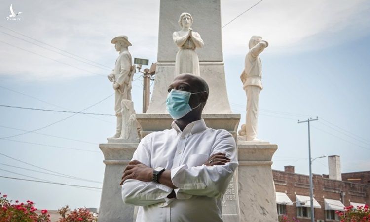 Nhà hoạt động xã hội Tavaris Cross đứng trước bức tượng Liên minh miền Nam bên ngoài tòa án hạt Leflore ở Greenwood, Mississippi. Ảnh: Guardian.
