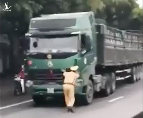 Giám đốc Công an Ninh Bình chỉ đạo xử nghiêm vụ xe quá tải đẩy CSGT đi lùi - 1