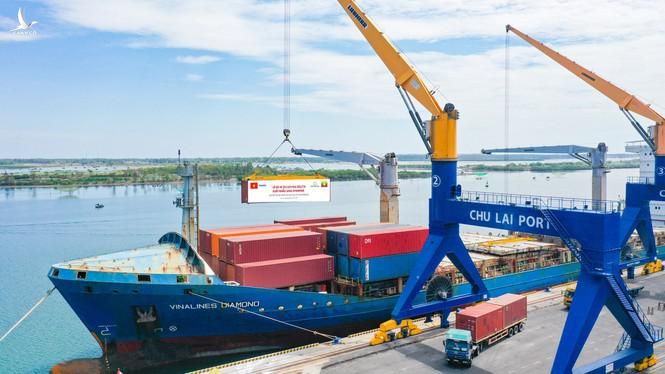 Container xe Kia Soluto được đưa lên tàu chuẩn bị xuất khẩu sang Myanmar