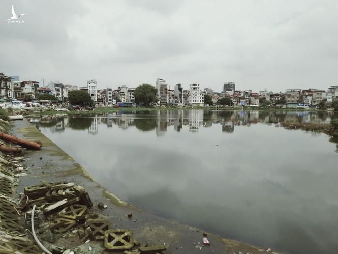 Hồ Linh Quang đã chuyển sang màu đen ngòm, bốc mùi xú uế, mặt hồ chứa nhiều rác thải do những hộ dân ý thức kém hàng ngày xả rác và nước thải sinh hoạt xuống hồ.