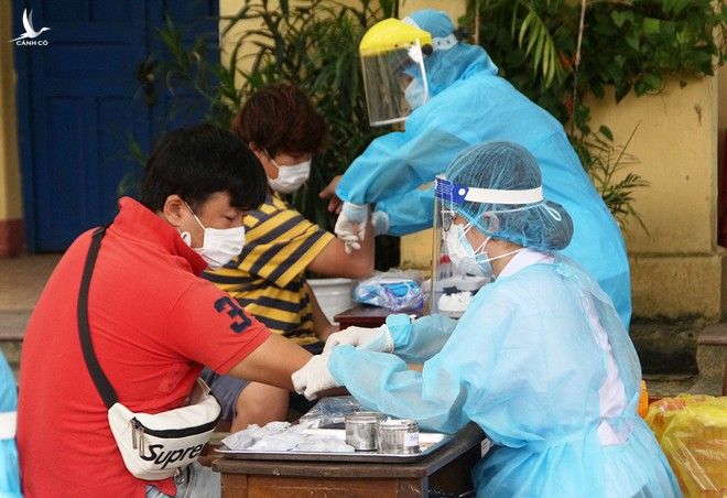 Đà Nẵng lấy mẫu xét nghiệm cho người nước ngoài trú tại Q.Hải Châu ngày 27.8 /// ẢNH: HOÀNG SƠN
