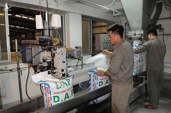 Công nhân sản xuất phân đạm tại Nhà máy DAP-1 Hải Phòng. Ảnh: DAP
