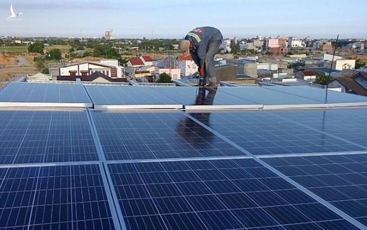Công nhân lắp đặt một dự án điện mặt trời mái nhà tại TP HCM. Ảnh: EVNHCM.