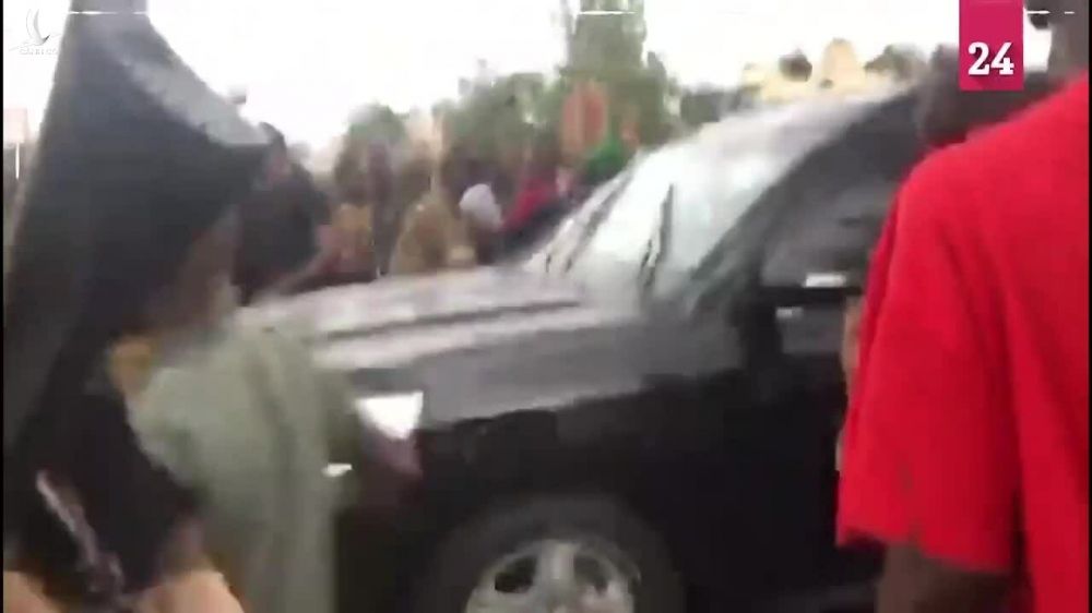 Đoàn xe rời dinh thự Tổng thống Mali