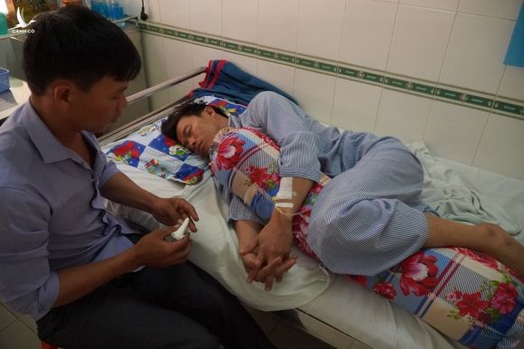 Nguyễn Thanh Tiệp lúc đang điều trị tại Bệnh viện Đa khoa Bình Thuận, ngày 22/7. Ảnh: Việt Quốc.