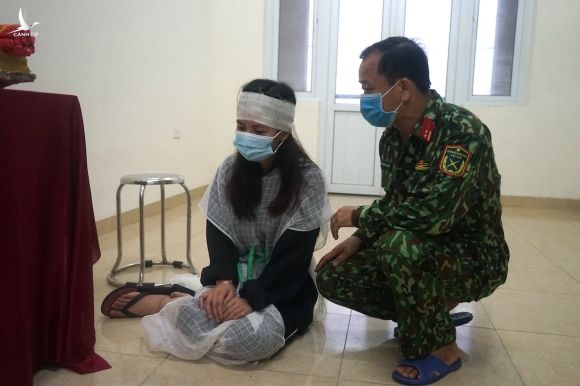 Trung tá Dương Văn Quang động viên chị Hoạt. Ảnh: Gia Chính
