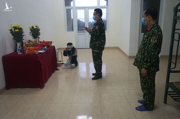 Trường quân sự đã lập bàn thờ để chị Đỗ Thị Hoạt chịu tang bố trong khu cách ly. Ảnh: Gia Chính.