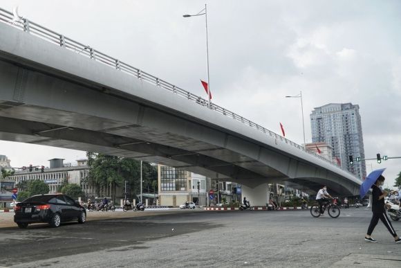 Hà Nội thông xe cầu vượt 560 tỉ đồng - Ảnh 7.