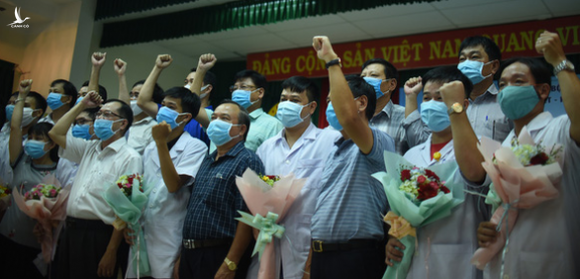 Thêm 10 cán bộ y tế từ Bình Định vào chi viện Quảng Nam chống dịch - Ảnh 1.