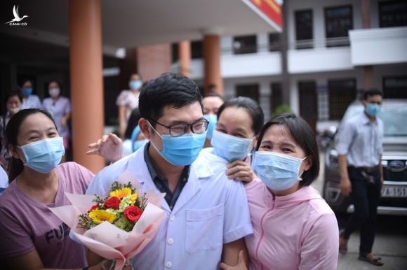 Thêm 10 cán bộ y tế từ Bình Định vào chi viện Quảng Nam chống dịch - Ảnh 2.