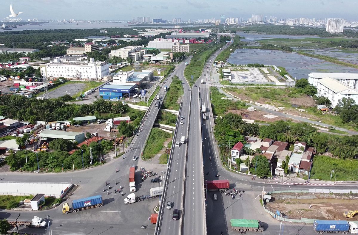 Tuyến đường dẫn cầu Phú Mỹ kết nối trực tiếp với nút giao Mỹ Thủy ra vào cảng Cát Lái (quận 2) và Phú Hữu (quận 9) hồi đầu tháng 8. Ảnh: Gia Minh.