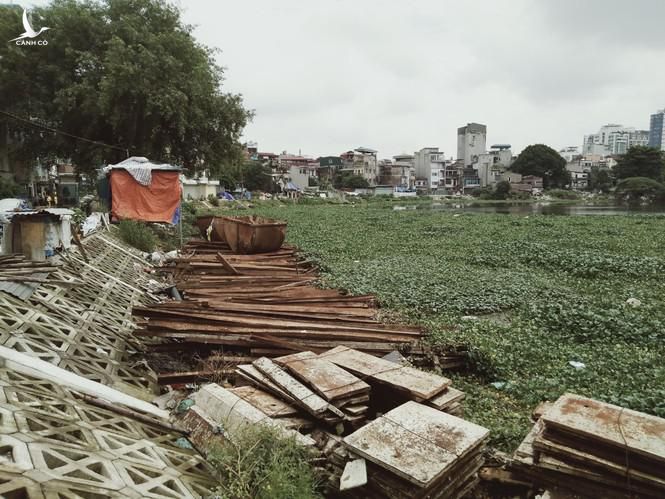 Nằm sâu trong ngõ Văn Chương, hồ Linh Quang nhiều năm nay vẫn luôn trong tình trạng bị ô nhiễm nặng nề bởi rác thải sinh hoạt cũng như phế liệu xây dựng.